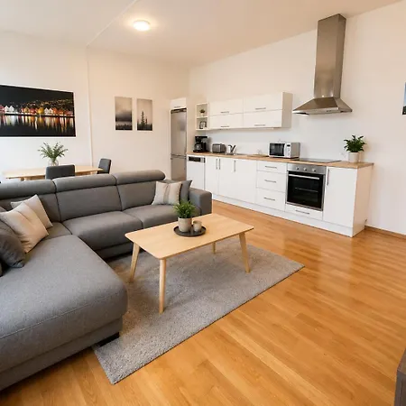 V4 - Modern I Center Apartment